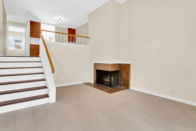 Foto del edificio - Beautiful townhome in La Jolla!  Three bedrooms plus office/extra bedroom! Available immediately!
