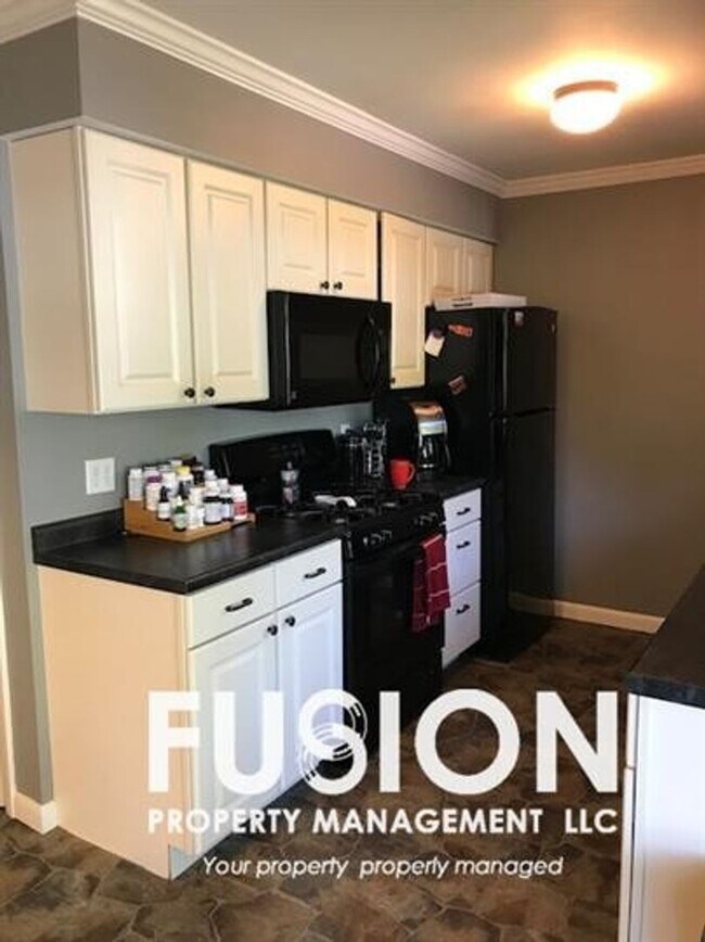 Foto del edificio - Spacious 3-Bedroom Home with POOL, Garage & Fenced Yard – New North End