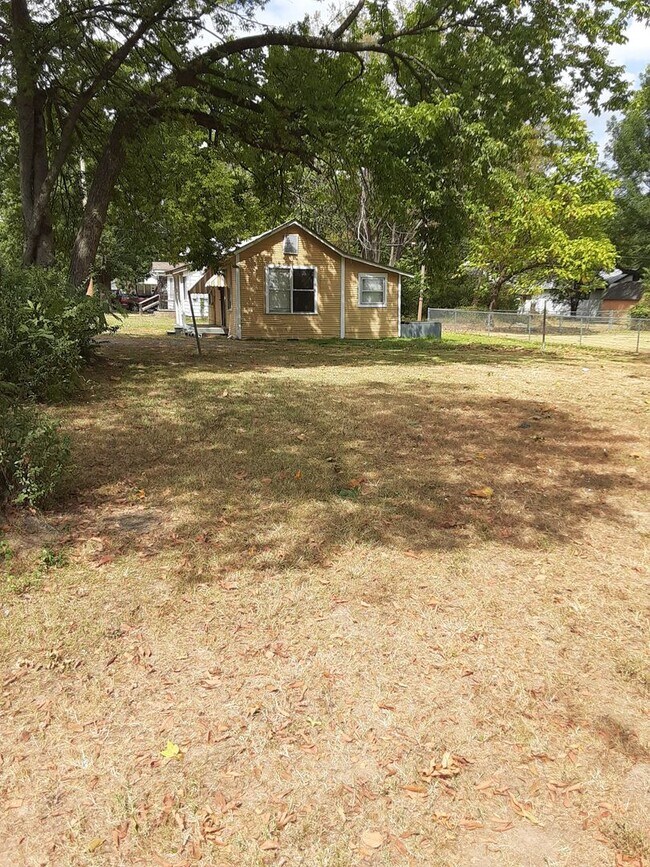 Building Photo - 1 Bedroom and 1 Bath Home