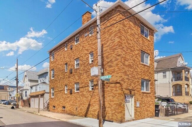 Building Photo - 530 Hamilton St