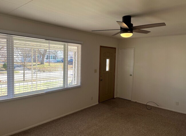 Building Photo - HOUSE…2 Bedroom 1 Bath