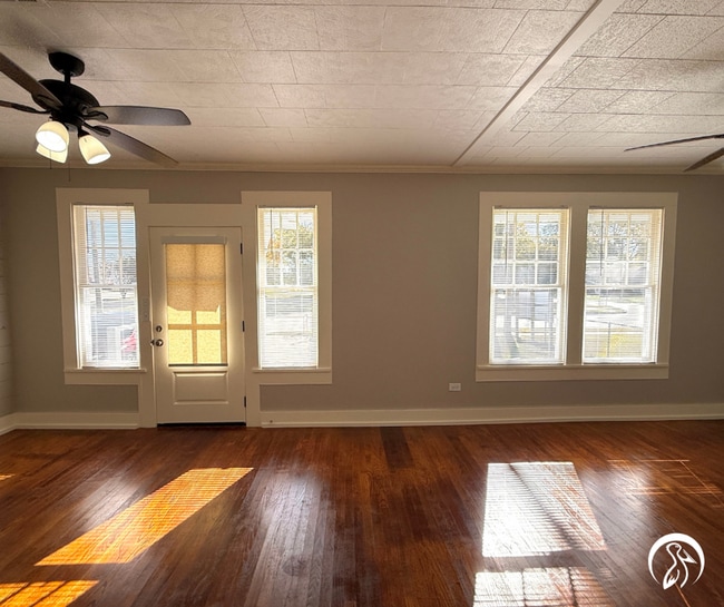 Building Photo - Spacious and Convenient