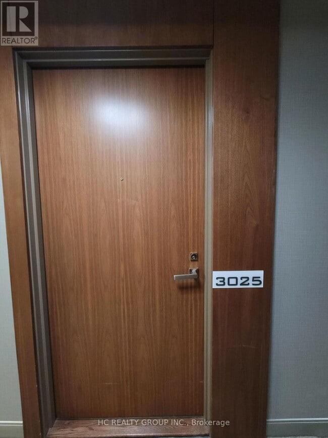 Photo du bâtiment - 275 Village Green Square