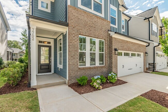 Foto del edificio - Stunning and spacious end-unit townhome in North Raleigh!