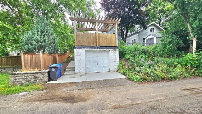 Building Photo - "Charming 3-Bed Home in Saint Paul - Cozy 1,385 Sq. Ft. Retreat!"
