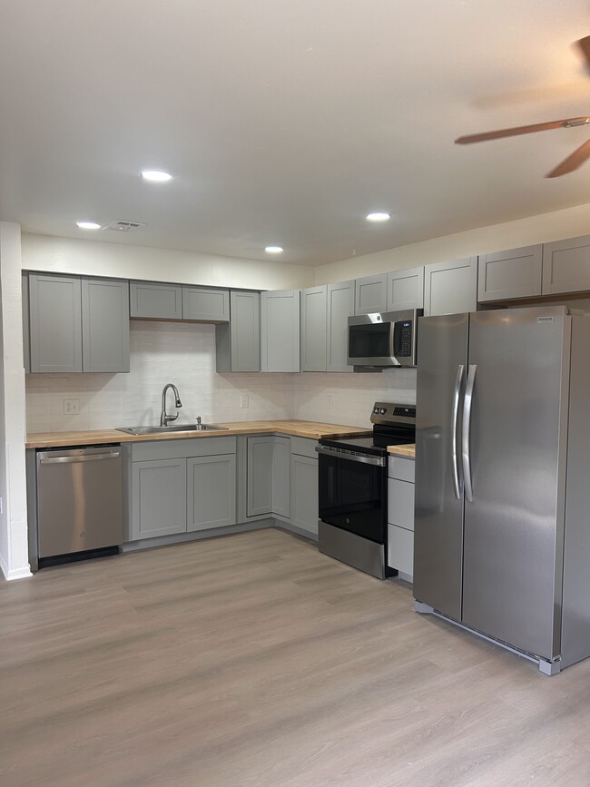 Foto del edificio - 5213 Everett Ln