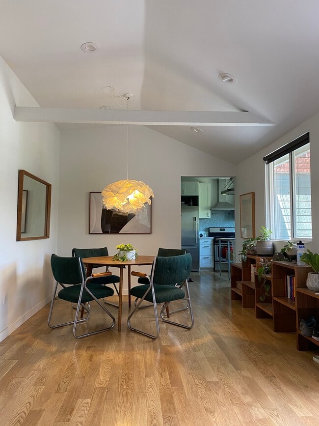 Foto del edificio - 911 Crestwood Ter