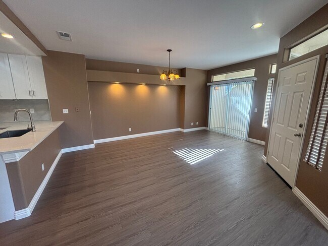 Foto del edificio - Beautiful 2-Bedroom Upper Corner Unit Townhome in Stevenson Ranch!