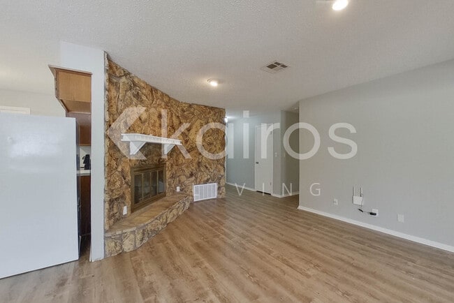 Building Photo - 405 E Meadow Ln Ct