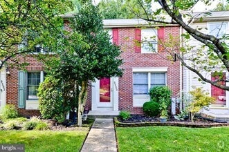 Building Photo - 9505 Baroness Ct