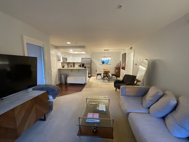 Foto del edificio - Mandevilla's: Upper 2 Bedroom 2 Bath Condo