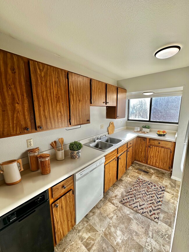 Foto del edificio - Huge 2 Bedroom Second Floor Apartment with...