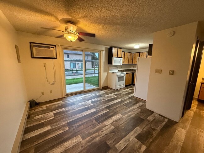 Building Photo - Two bedroom, one and bathroom townhome located close to Regional West Medical Center!