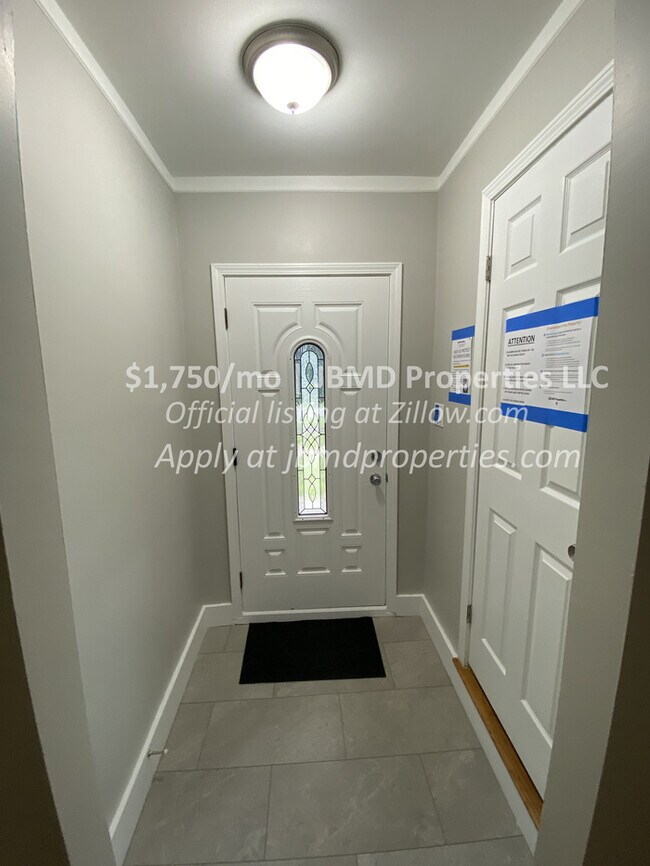 Building Photo - Large, beautiful and fully updated ranch
