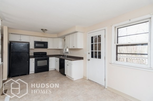 Building Photo - 75 Meetinghouse Rd