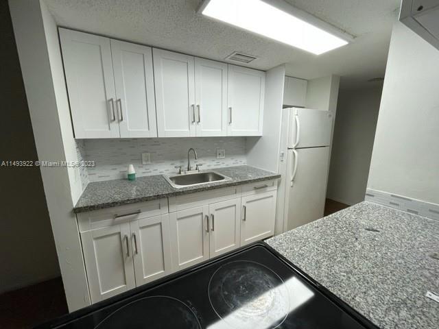 Foto del edificio - 4381 W McNab Rd