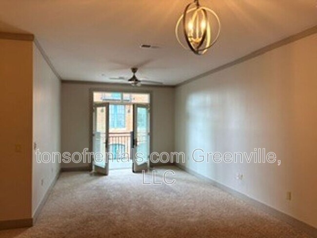 Foto del edificio - 98 E McBee Ave.