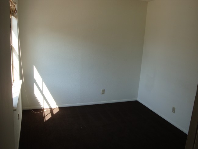 Front Bedroom - Hillsboro Oaks Apartments