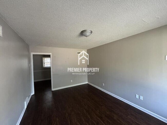 Foto del edificio - 7653 Cherry Valley Blvd
