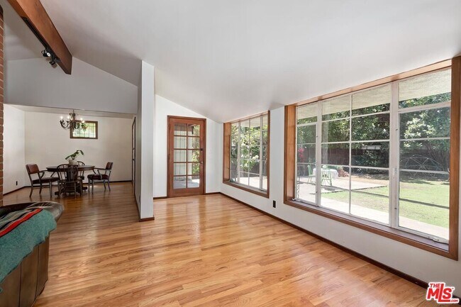 Foto del edificio - 515 N Kenter Ave