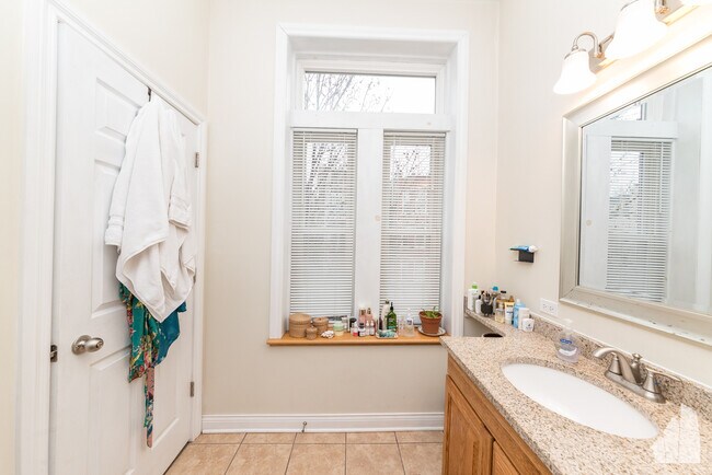Building Photo - 1 bed condo in west town