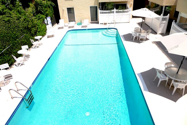 Foto del edificio - 1327 N Laurel Ave