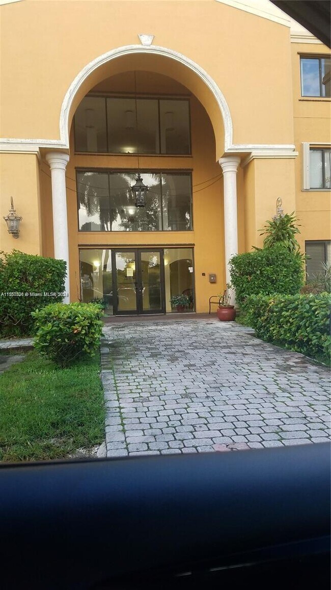 Building Photo - 9300 Fontainebleau Blvd