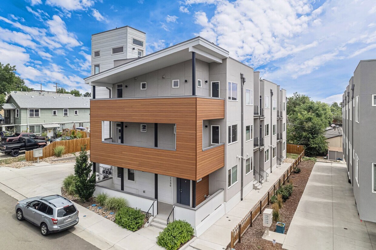 Foto principal - Spacious 3 bedroom home in the heart of Ed...