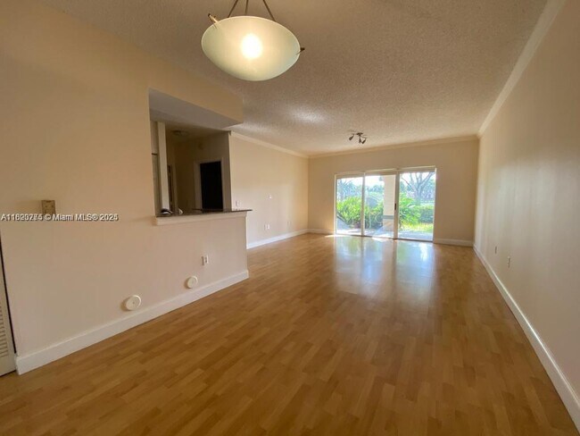 Foto del edificio - 2424 Centergate Dr