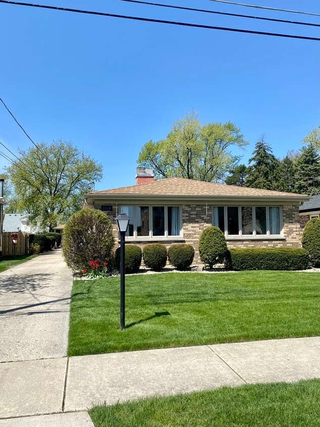 2242 Eastview Dr, Des Plaines, IL 60018 House Rental in Des Plaines