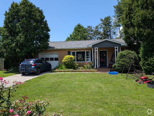Building Photo - 1240 Pinebrook Cir