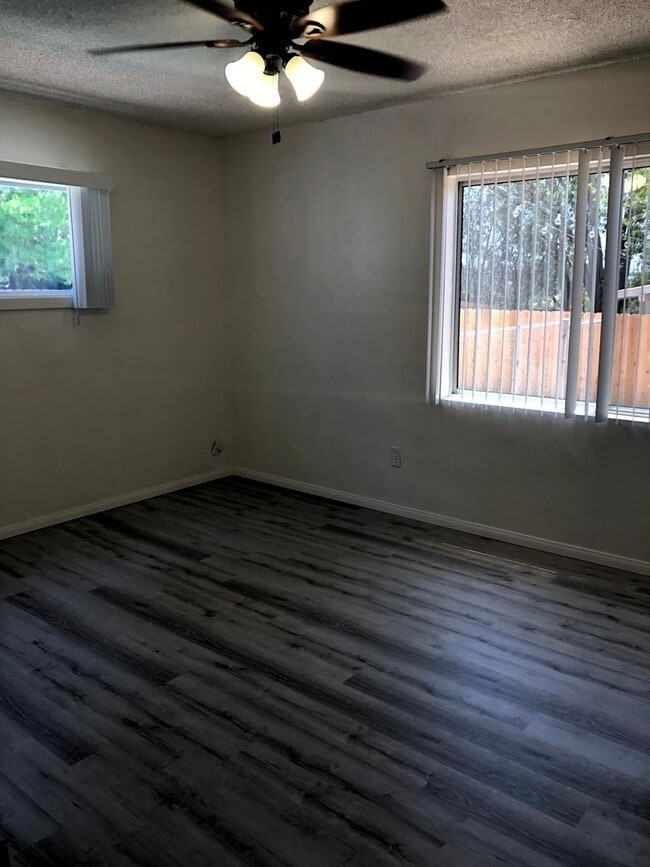 Building Photo - 5 bed 3 bath w/ POOL and Large rooms