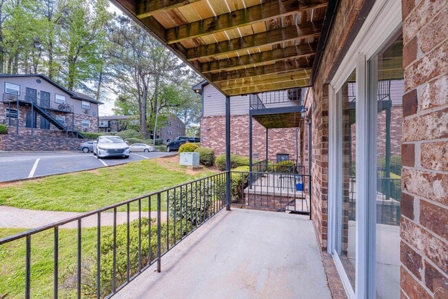 Building Photo - NEW 1x1!  Fantastic Emory area location - ...