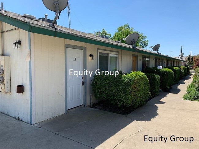 Building Photo - Newly remodeled unit available in Dinuba!