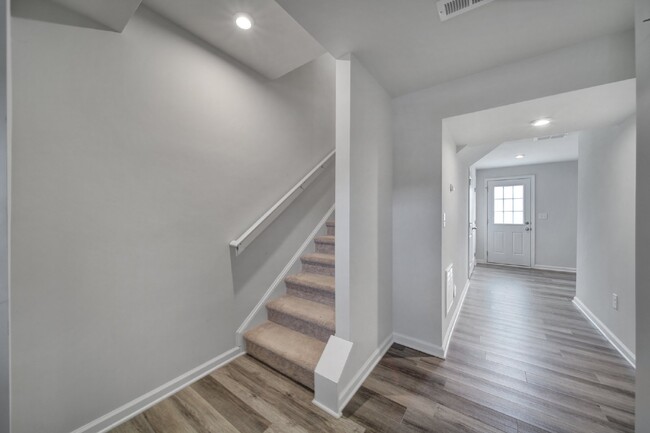 Foto del edificio - A Lovely 3BR/2.5BTH Transitional Townhome ...