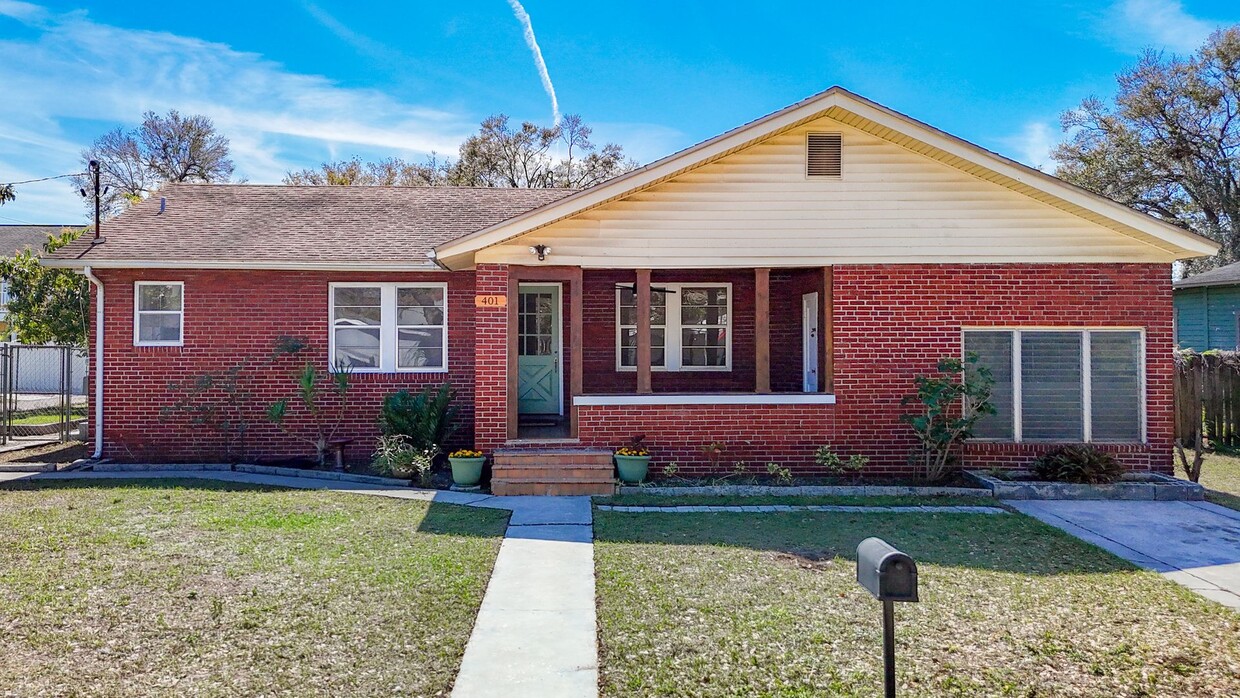 Foto principal - Renovated Seminole Heights Home w/Bonus Room!