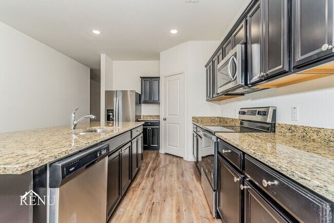 Building Photo - 450 London Dr