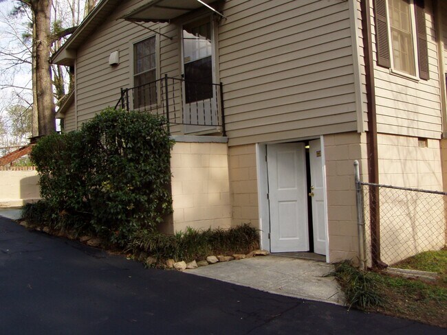 Foto del edificio - 106 Woodland Ct