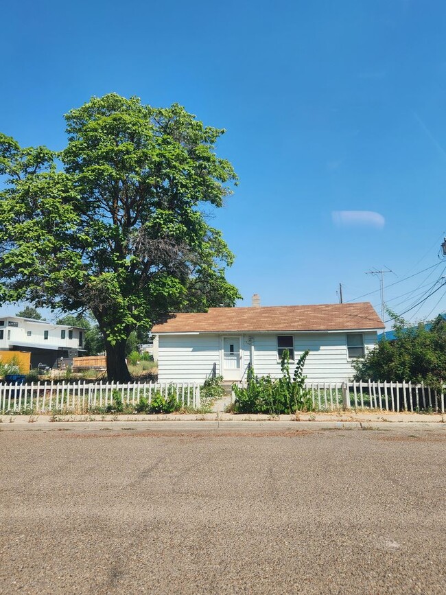 Building Photo - 2 BD / 1 BA