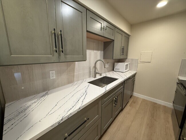 Foto del edificio - Fully Remodeled Bellevue Condo Available Now!
