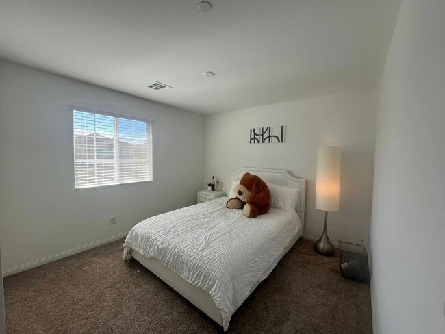 Building Photo - 854 Benning St