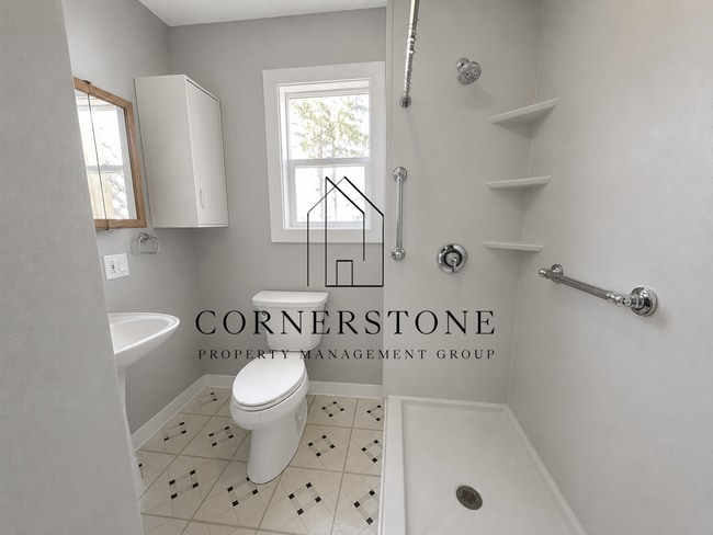Building Photo - 2 Bedroom House in Webster City $775