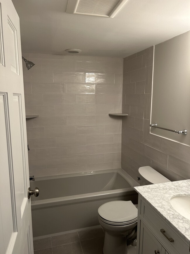 Bathroom - 33 Windemere Apartments