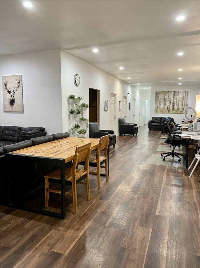 Foto del edificio - 21056 Chatsworth St