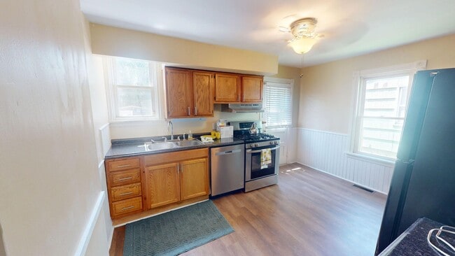 Building Photo - Charming 3 Bedroom Home