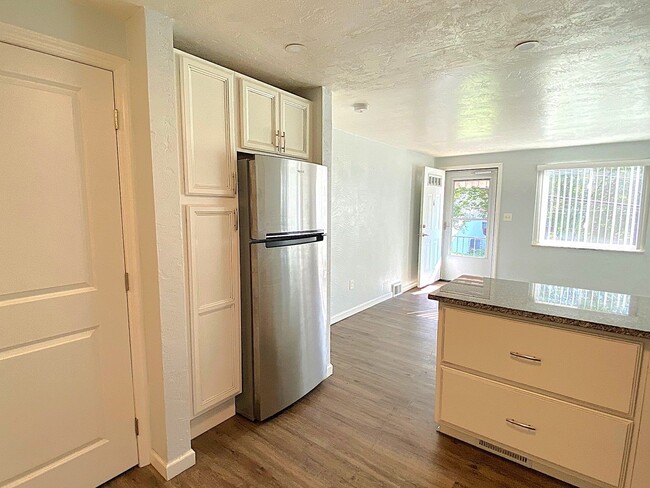 Building Photo - *Updated 1BD/1BA Apartment Available in Br...