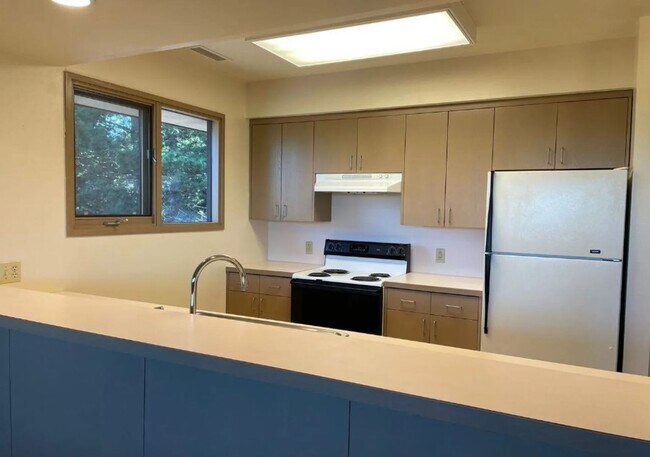 Building Photo - Bayview Chapel and Caretaker Apt - Unit B