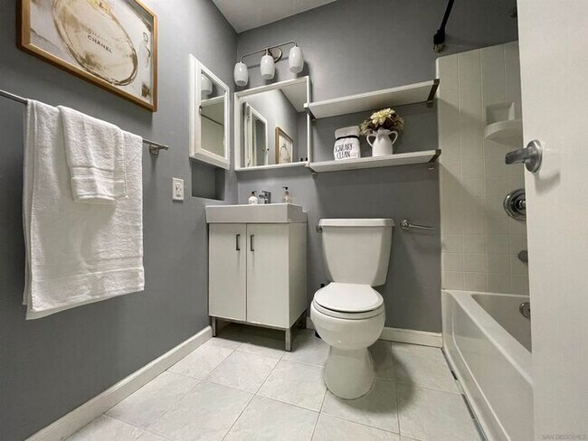 Foto del edificio - Updated Gated Condo with Pool Access Near SDSU & Shopping
