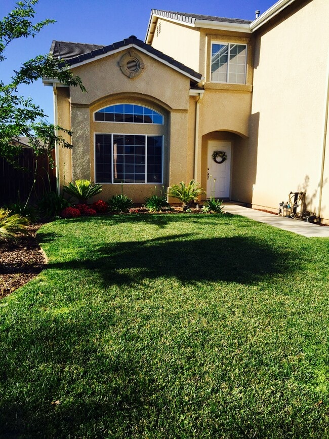 Frente - 5462 W Holland Ave