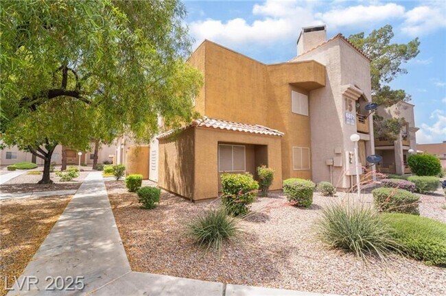 Foto del edificio - INVITING 2 BEDROOM TOP FLOOR CONDO IN A CE...